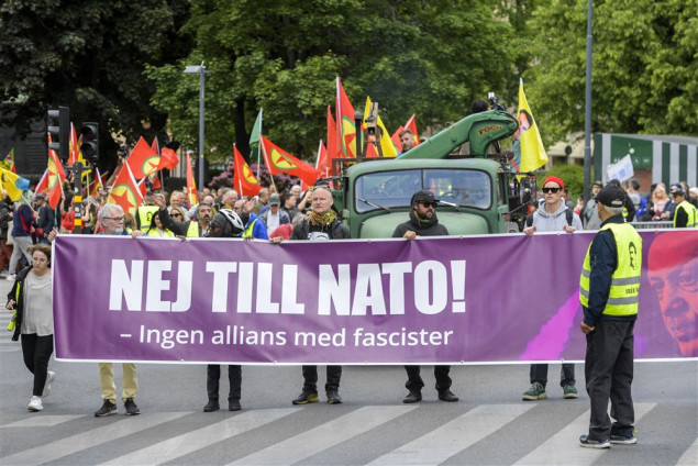 Stoltenberg u Istanbulu lobira za Švedsku a u Stokholmu protesti