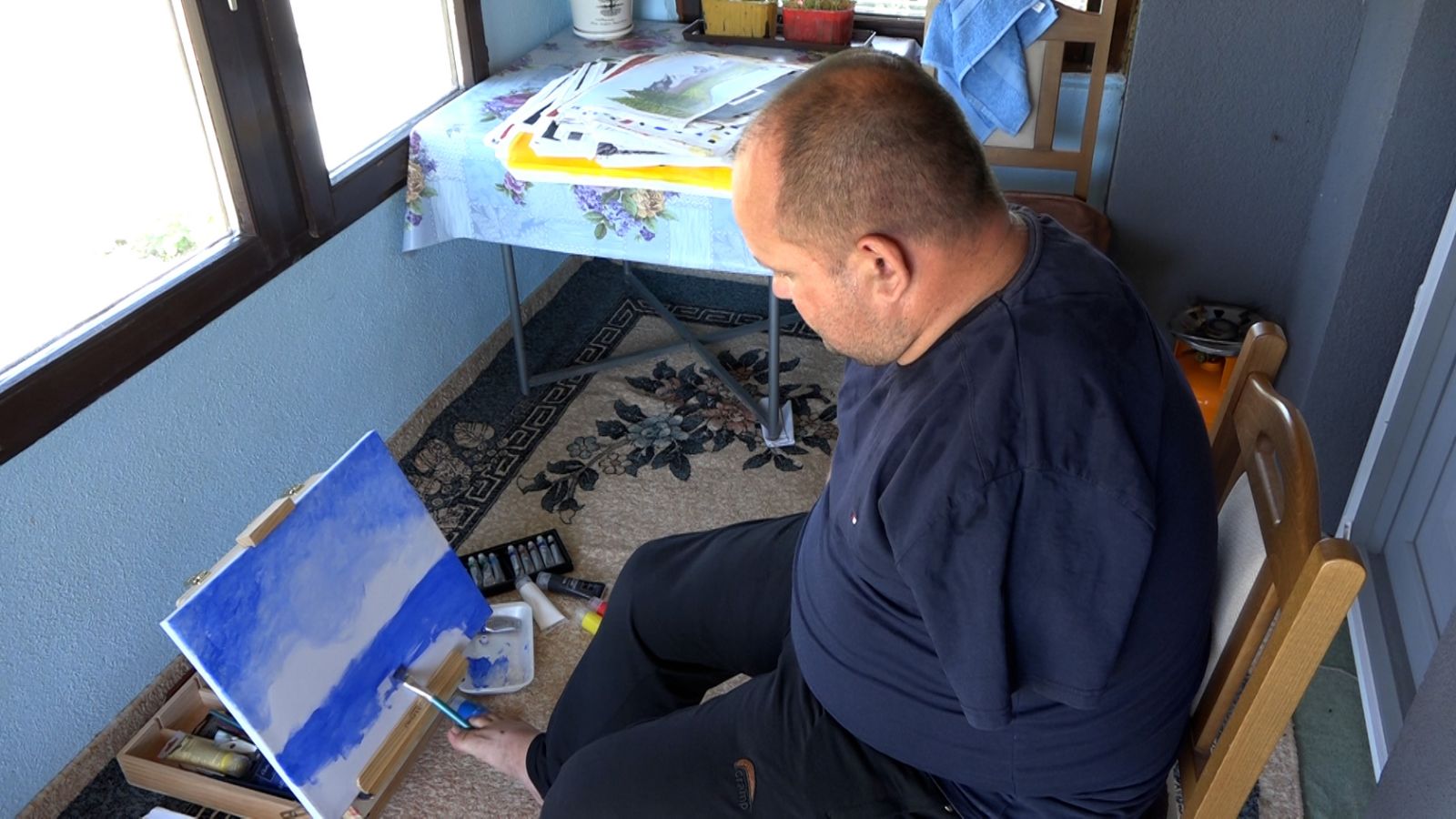 Iako bez obje ruke, 40-godišnji Vahid Tirić više od pola života slika