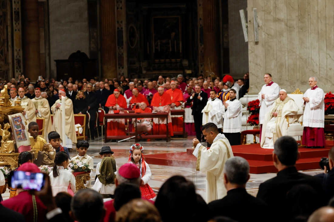 Papa Franjo u Vatikanu pred hiljadama vjernika predvodio misu na Badnje veče