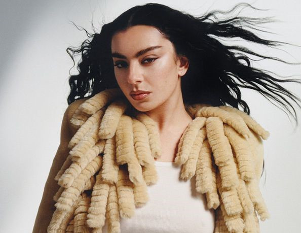 Charli XCX o godini 'Brata', savjetima  Ariane Grande i prelasku u glumu: 'Na raskršću sam'