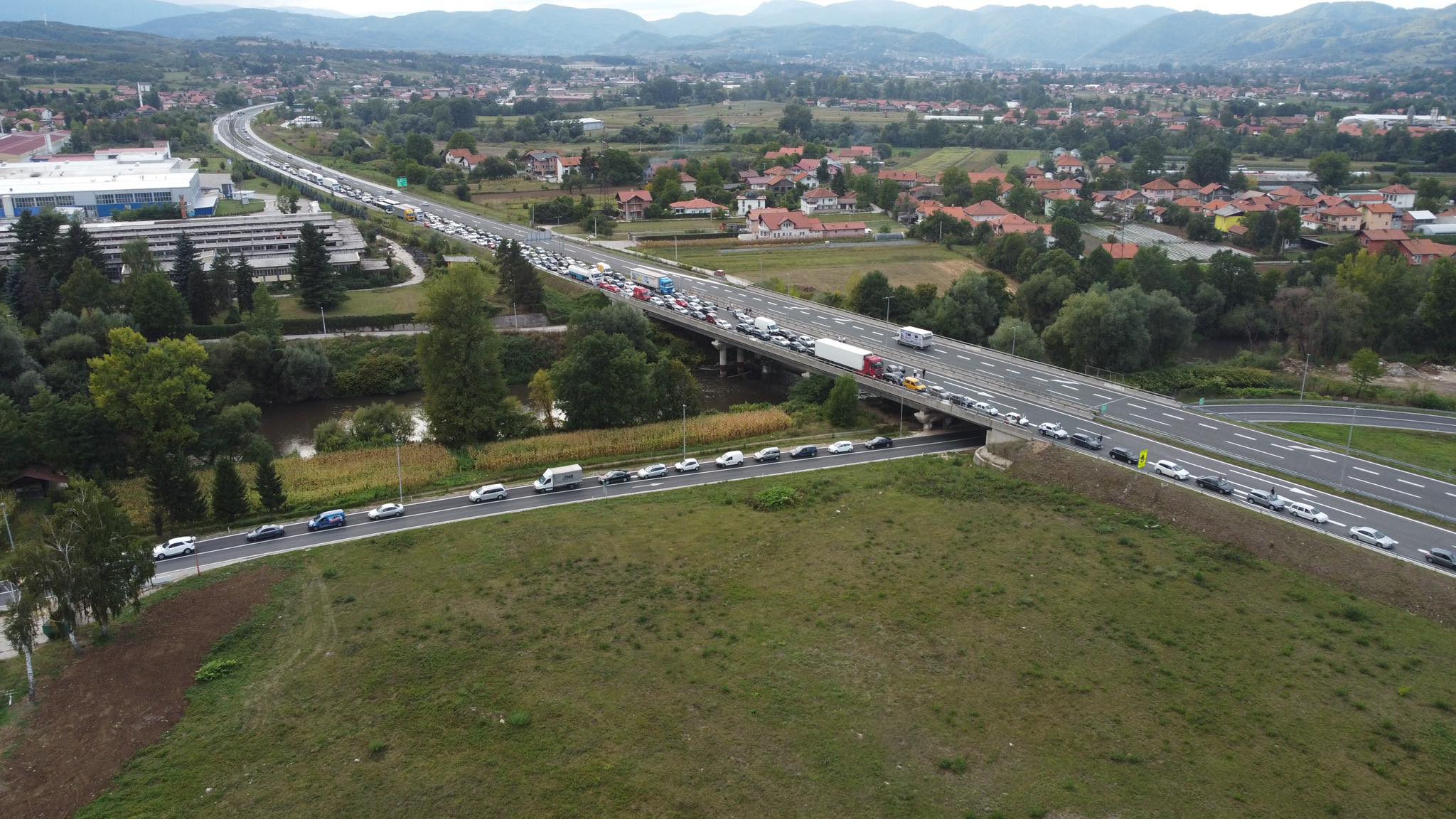 Težak udes na autoputu kod Visokog, vozilo na krovu
