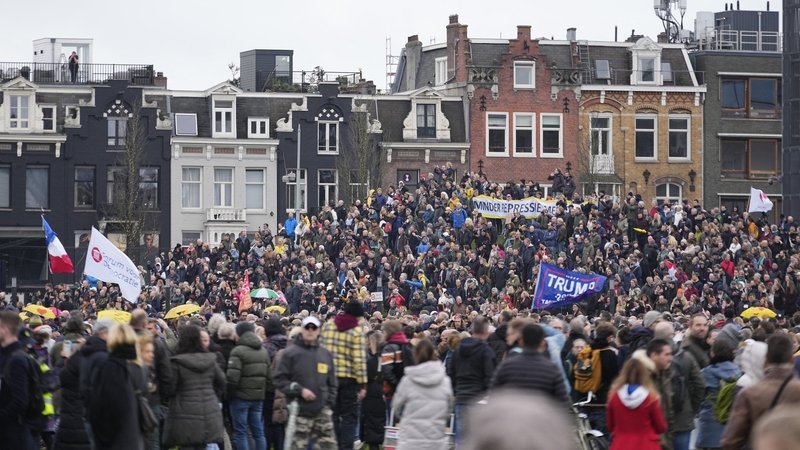 Hiljade ljudi protestovalo u Amsterdamu protiv mjera zatvaranja