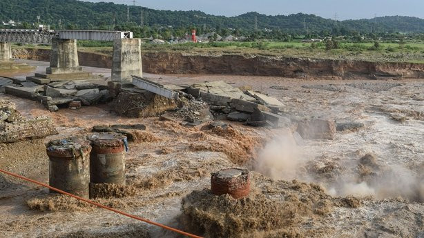 Indija: U poplavama i klizištima poginulo najmanje 50 osoba