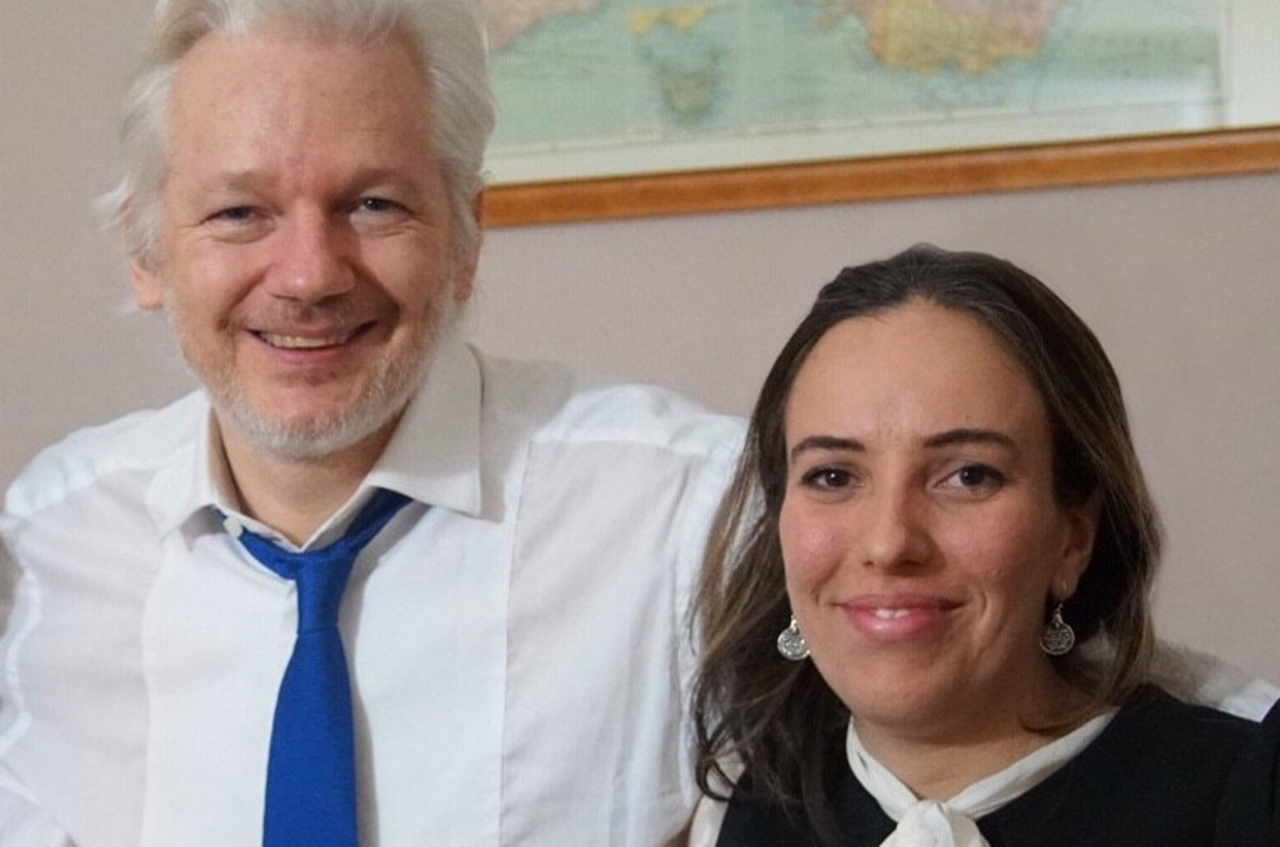 Assange i njegova vjerenica planiraju vjenčanje u zatvoru
