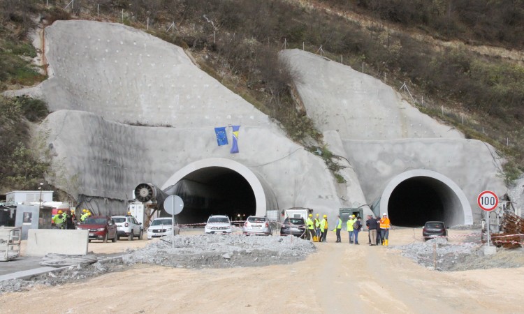 Probijena i lijeva cijev tunela "Zenica"