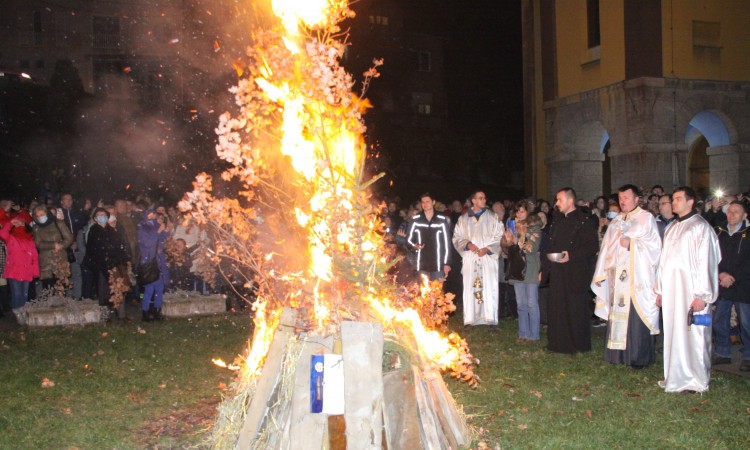 Dolazak Božića u Zenici najavljen liturgijom, paljenjem Badnjaka i vatrometom