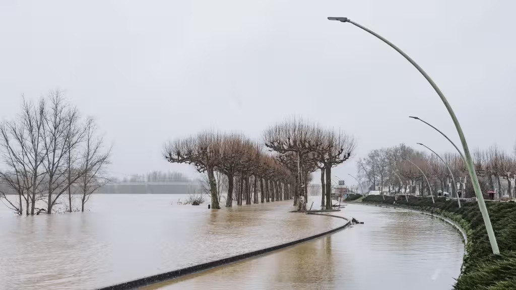 Francuska u pripravnosti zbog opasnosti od vremenskih nepogoda i poplava