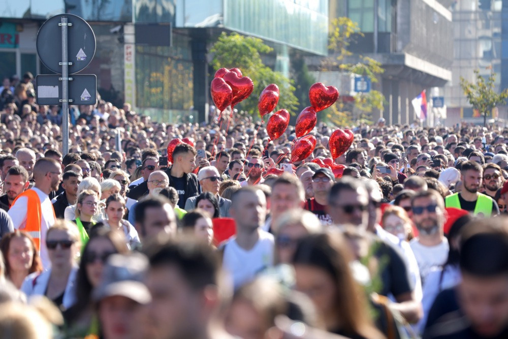 Vijenci, baloni i tišina - Građani odali počast žrtvama pada nadstrešnice