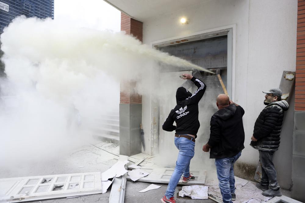 Pristalice opozicije se sukobili oko vodstva stranke