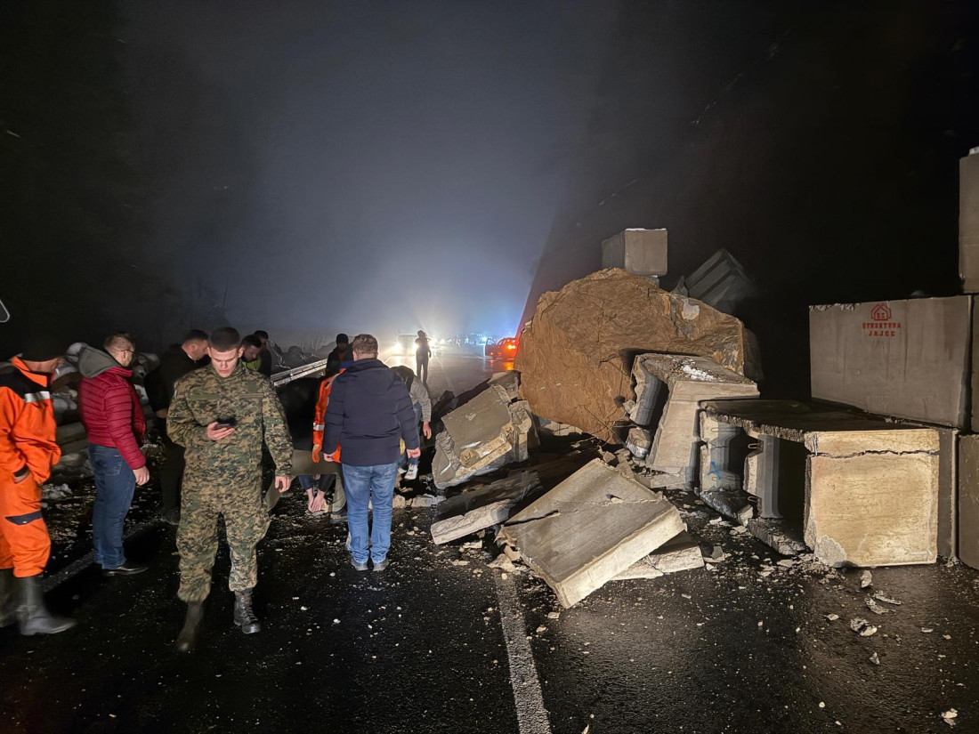 Obustavljen saobraćaj na dionici Srednje - Olovo zbog odrona