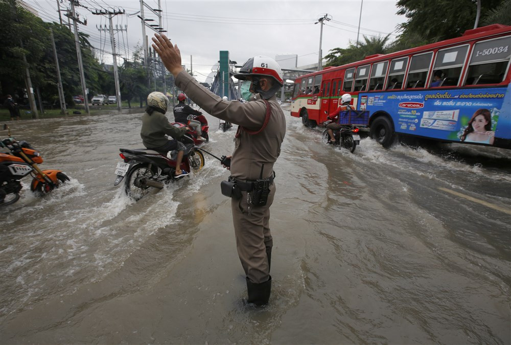Velike poplave pogodile južni Tajland, akcije spašavanja se nastavljaju