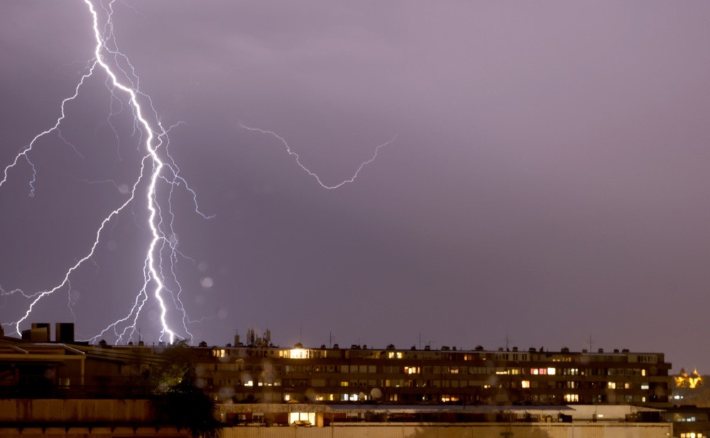U nevremenu u Srbiji poginulo dijete, oštećene tri zgrade prilikom pada krana