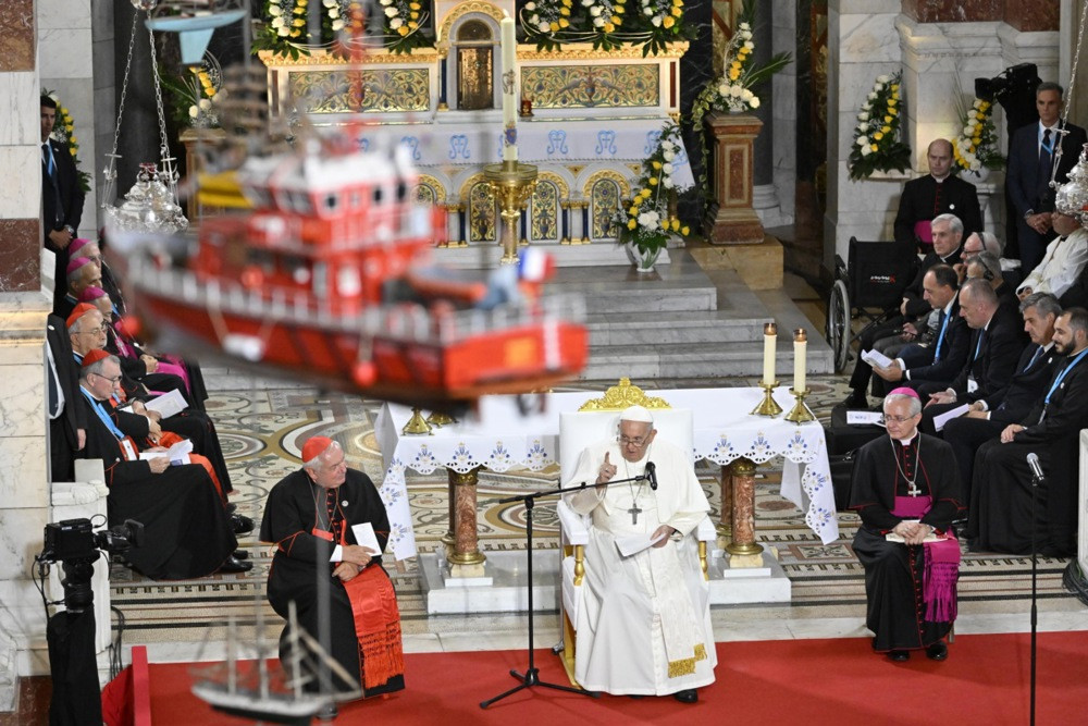 Papa stigao u Marselj s porukom o migrantima