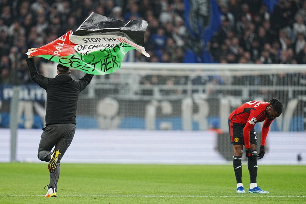 Navijač u Kopenhagenu ušao na teren sa zastavom Palestine