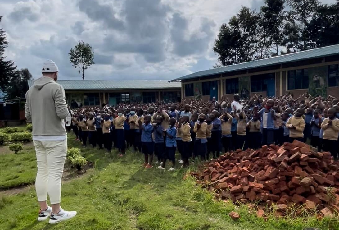 Jusuf Nurkić posjetio školu u Ruandi i družio se sa djecom