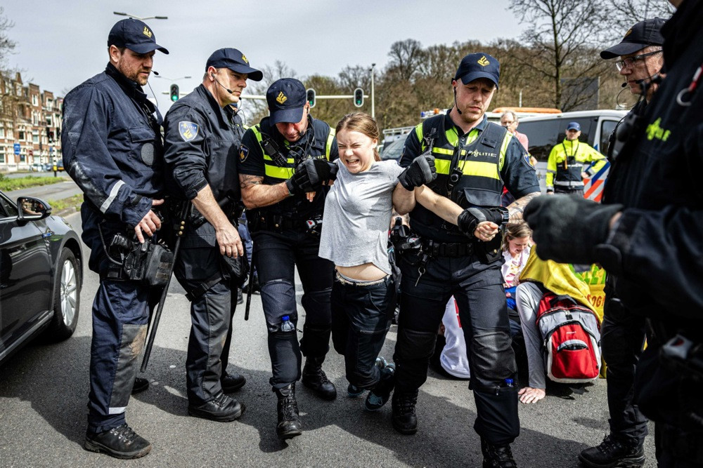 Nizozemska policija privela Gretu Thunberg na klimatskim demonstracijama u Hagu