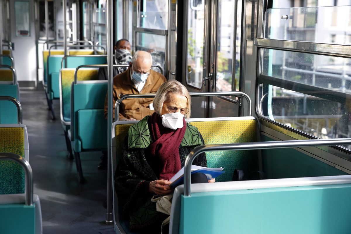 Francuski ljekari: Ne razgovarajte u javnom prevozu