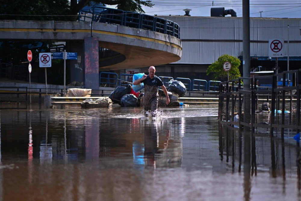 U poplavama u Brazilu poginulo najmanje 155 osoba