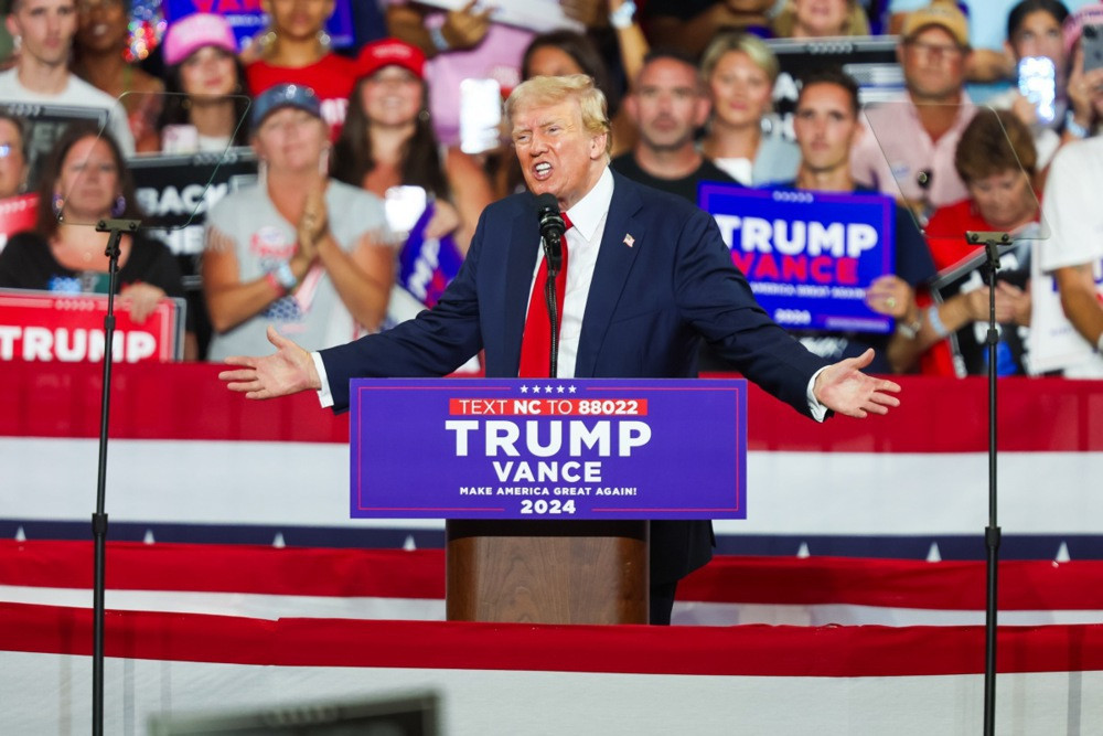 Trump odbacio navode direktora FBI-a i tvrdi da je povreda njegovog uha uzrokovana metkom