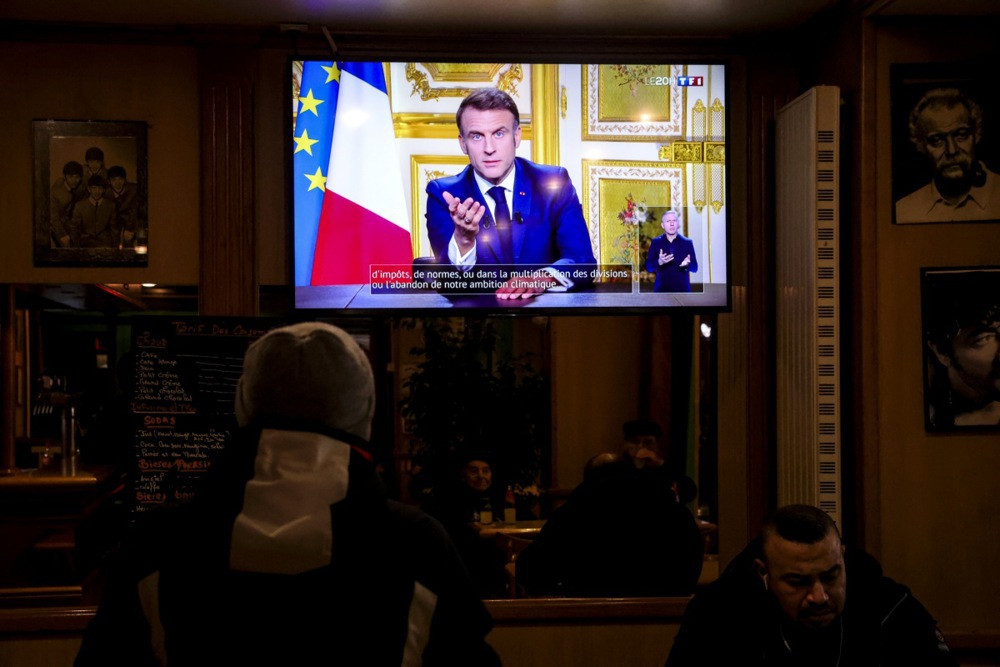 Macron se obratio Francuzima: Ostajem predsjednik do kraja mandata 2027. godine
