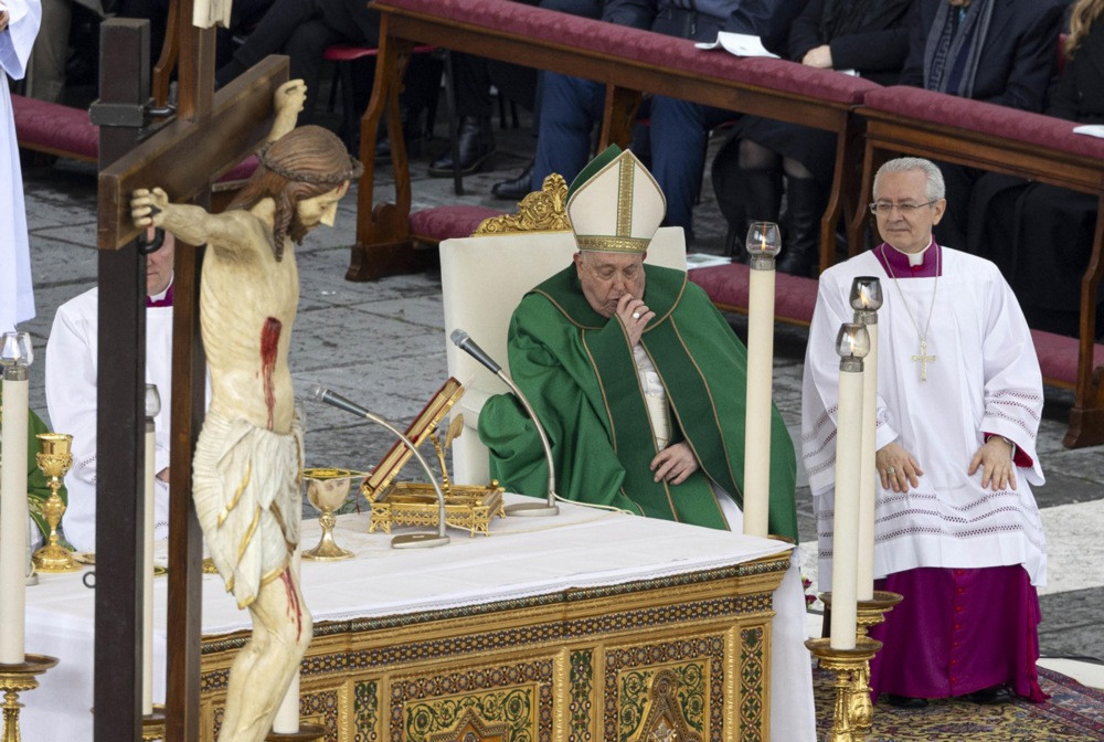Papa tražio od pomoćnika da završi govor zbog poteškoća s disanjem