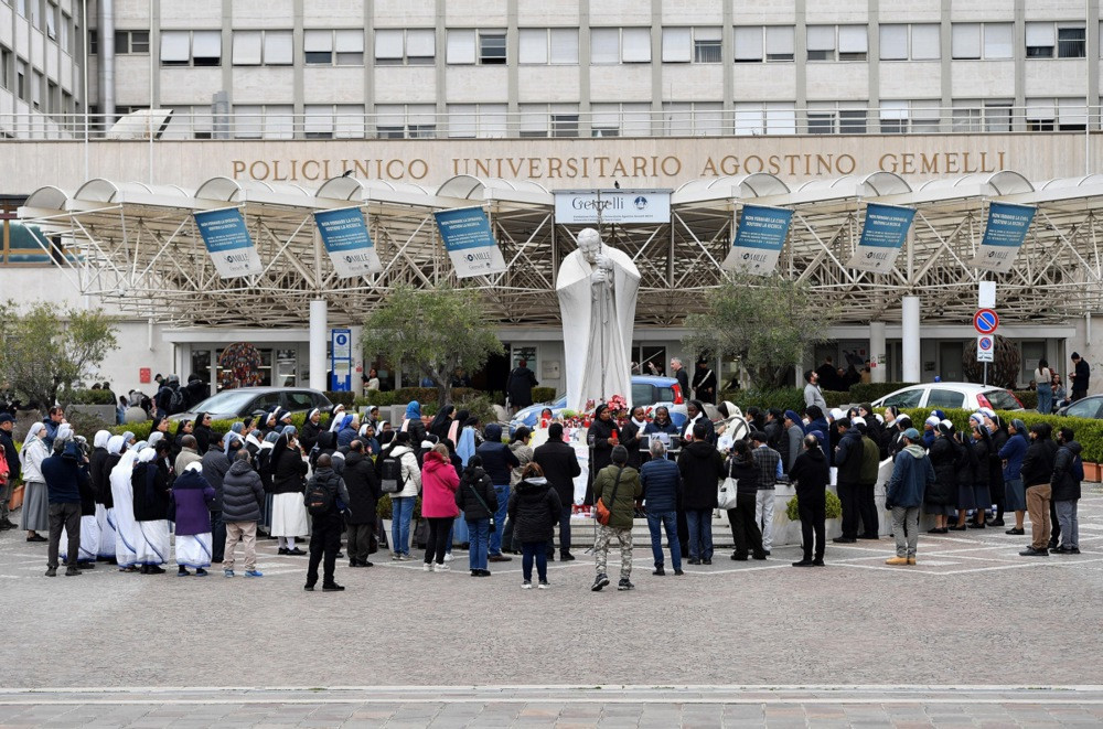 Ljekari potvrdili da papa Franjo više nije u neposrednoj opasnosti zbog upale pluća