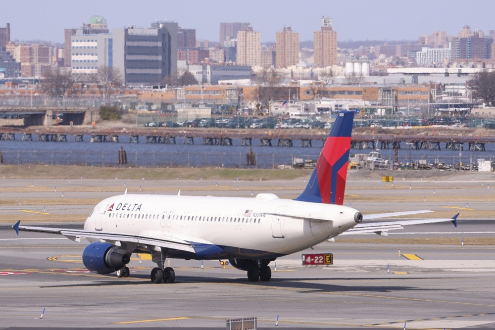 Avion iz SAD-a za Amsterdam prinudno sletio zbog turbulencije, 25 hospitalizovanih
