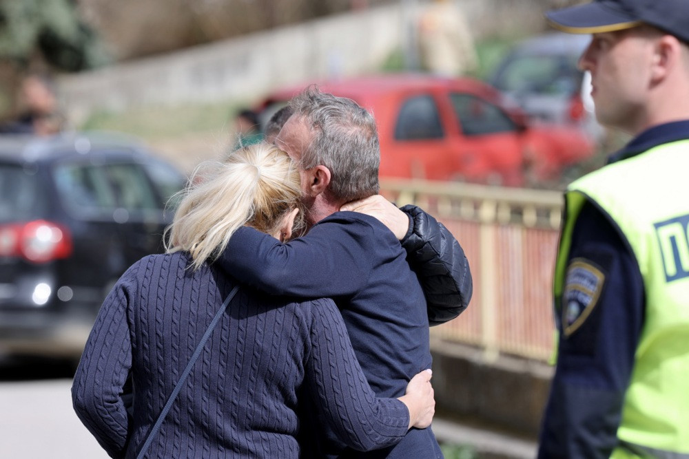 Požar u klubu povezan s korupcijom, 15 privedenih, roditelji formirali živi zid ispred bolnice
