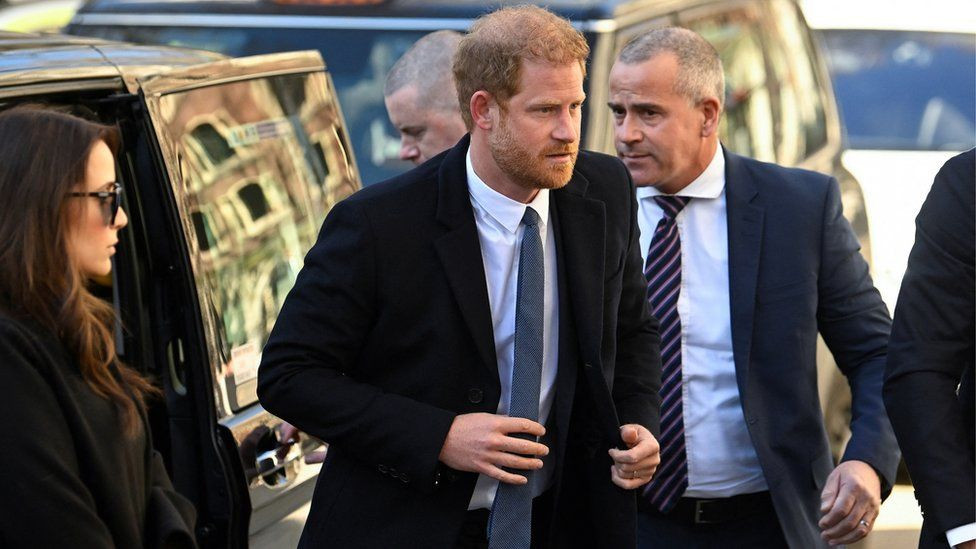 Princ Harry nenajavljeno u Londonu na ročištu protiv tabloida