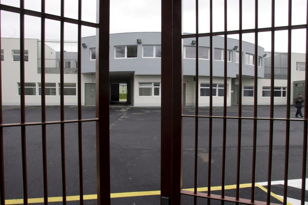 „Spavam potpuno odjevena da zaštitim svoju privatnost": Život iza zidova zatvora za djecu u Francuskoj