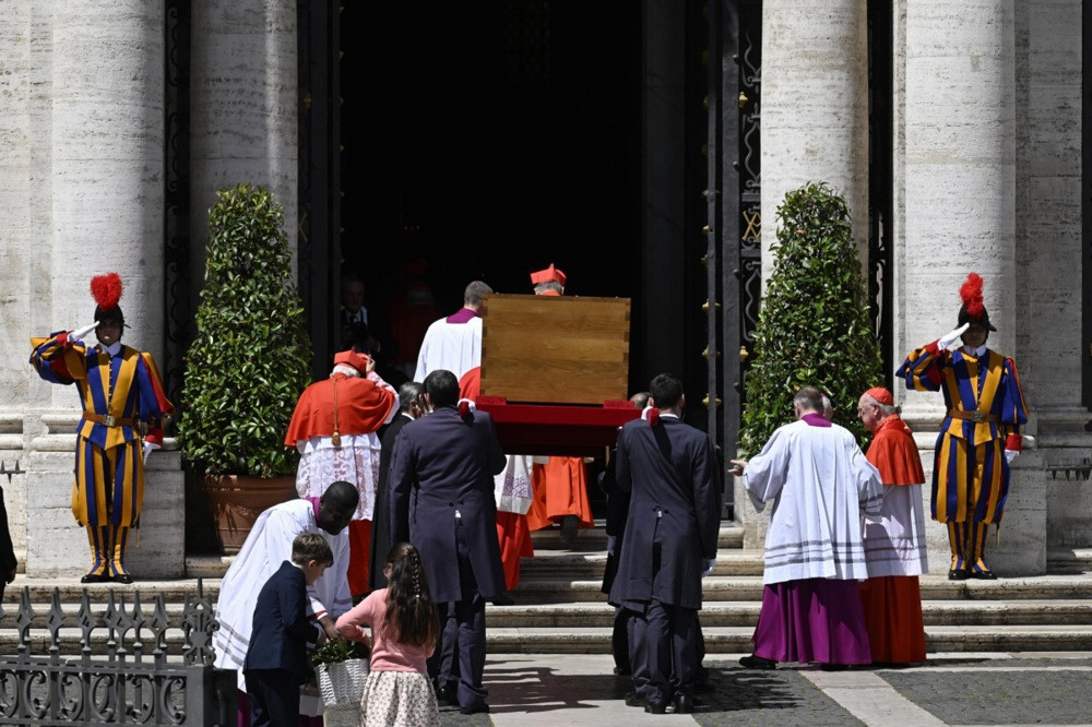 Kovčeg s tijelom pape Franje unesen u crkvu Santa Maria Maggiore
