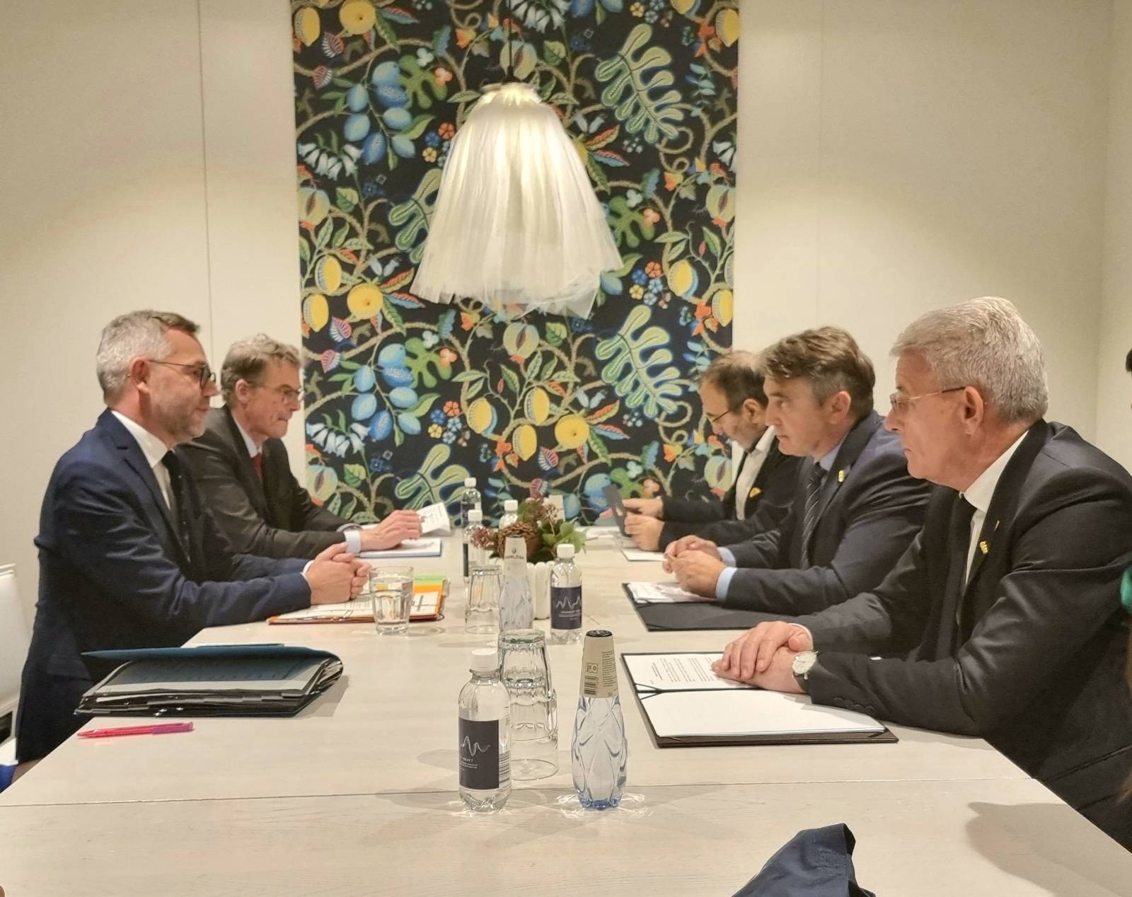 Komšić i Džaferović s njemačkim ministrom za pitanja Evrope: Disolucija BiH ne dolazi u obzir