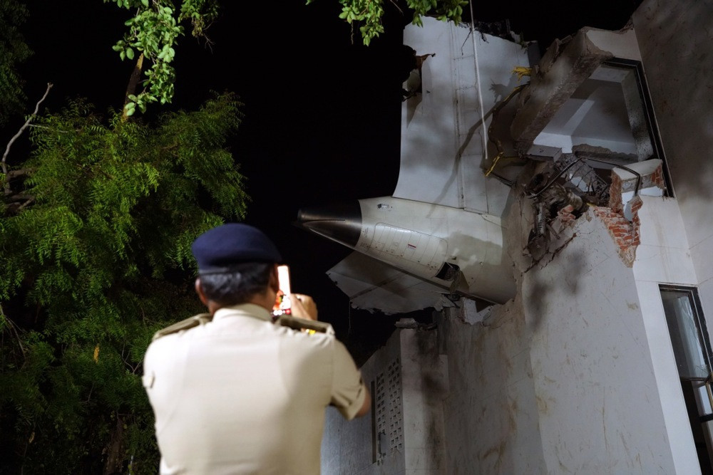 Indijski zvaničnik: Zbog visoke temperature nije bilo šansi da se spase putnici srušenog aviona