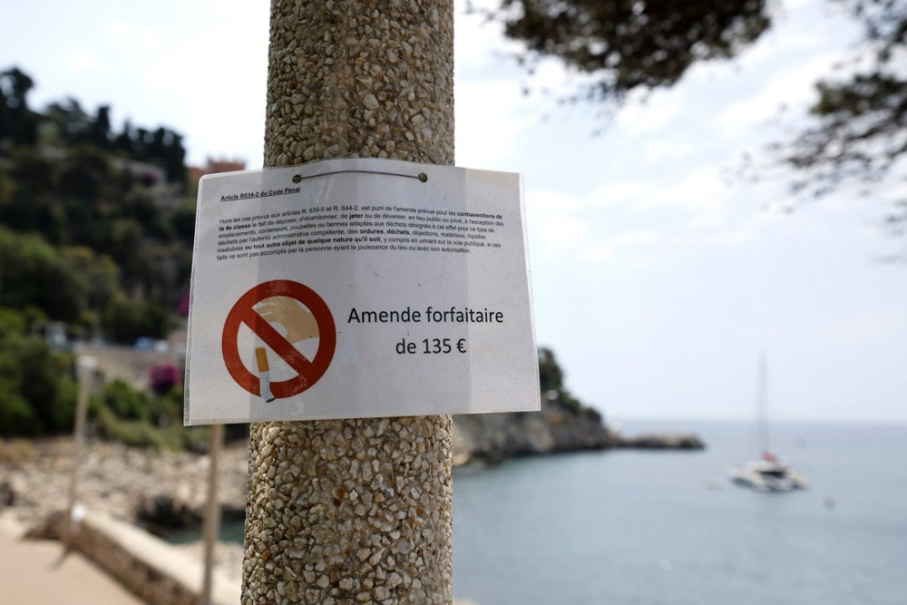 Francuska zabranila pušenje na otvorenim javnim prostorima u cilju zaštite djece