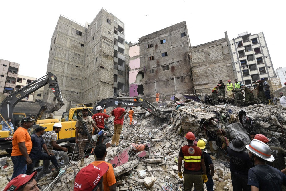 Najmanje šest poginulih u urušavanju višespratnice u Karačiju