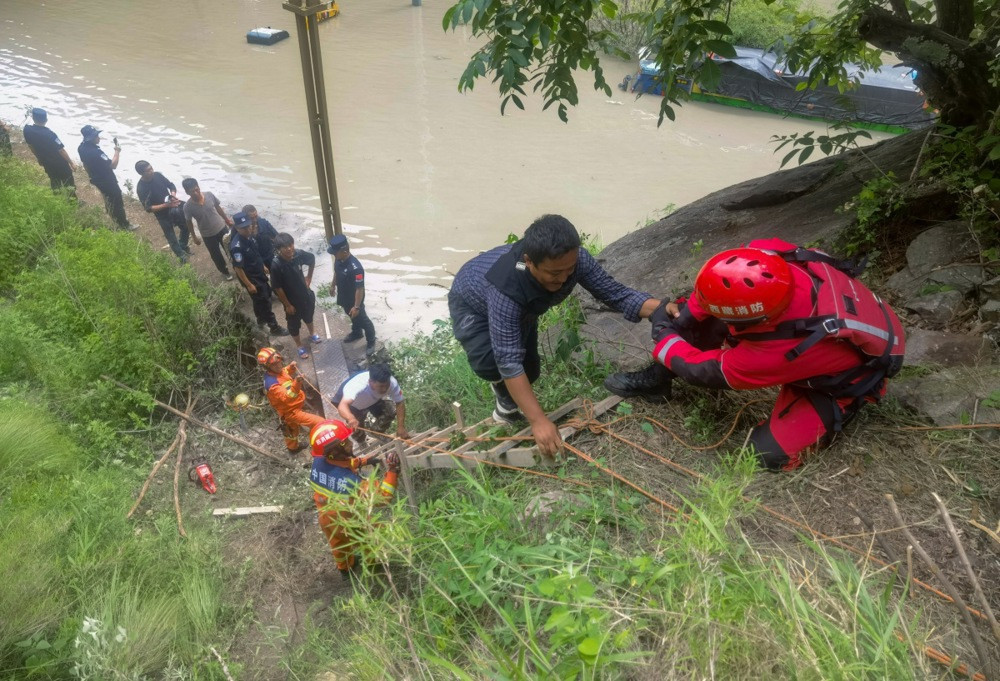 Velika bujična poplava pogodila Nepal i Kinu: Klizišta odnijela kuće i objekte