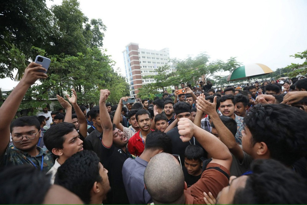 Protest učenika ispred škole u Bangladešu na koju je pao avion, traže odgovorne za nesreću