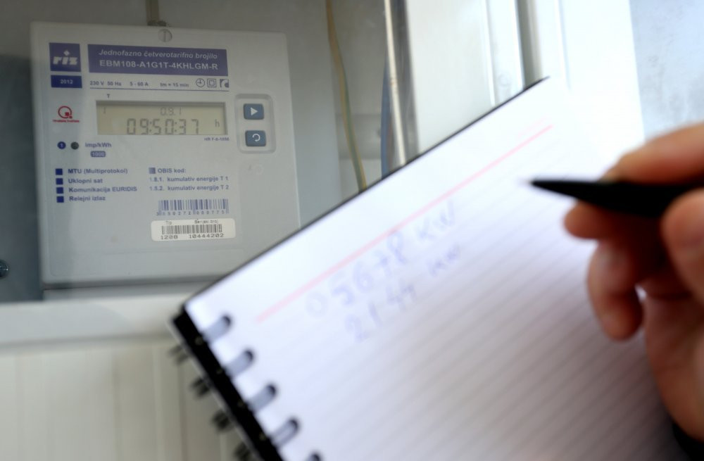 Ko se želi grijati na struju najprije mora platiti povećanje priključne snage – upozorenje iz Elektroprivrede; prekomjerna struja dvostruko skuplja