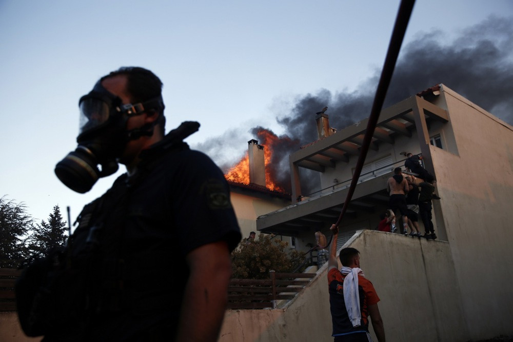 Grčka i Turska u plamenu: povrijeđeni vatrogasci, evakuacije i rekordne temperature