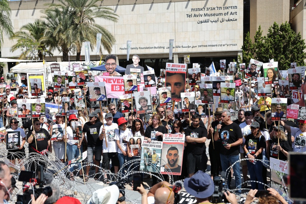 Porodice izraelskih zarobljenika blokirale glavni autoput u Tel Avivu tražeći dogovor s Palestincima