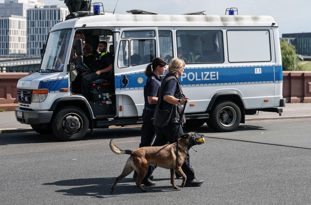 Njemačka policija vrši racije protiv krajnje desničarske grupe zbog ilegalnog oružja