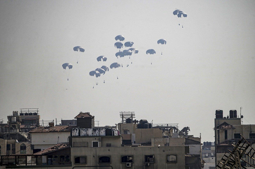Pomoć iz zraka pada na zemlju dok se stanovnici Gaze bore usred gladi koju je izazvao Izrael