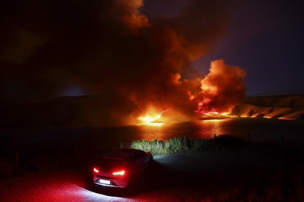 Španija: Vatrogasne brigade bore se s požarom u Galiciji