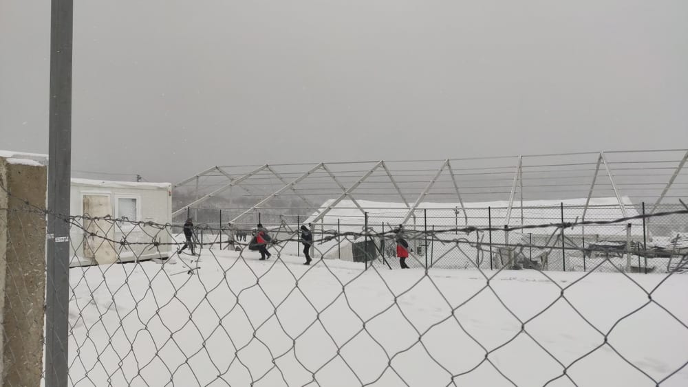 Snijeg dodatno otežao situaciju u kampu Lipa