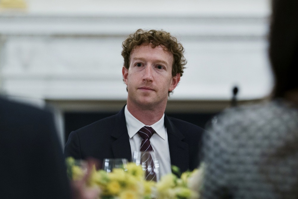 Zuckerberg suočen s pitanjima zašto njegova superjahta nije pomogla brodu u nevolji, već je to učinio udaljeniji kruzer