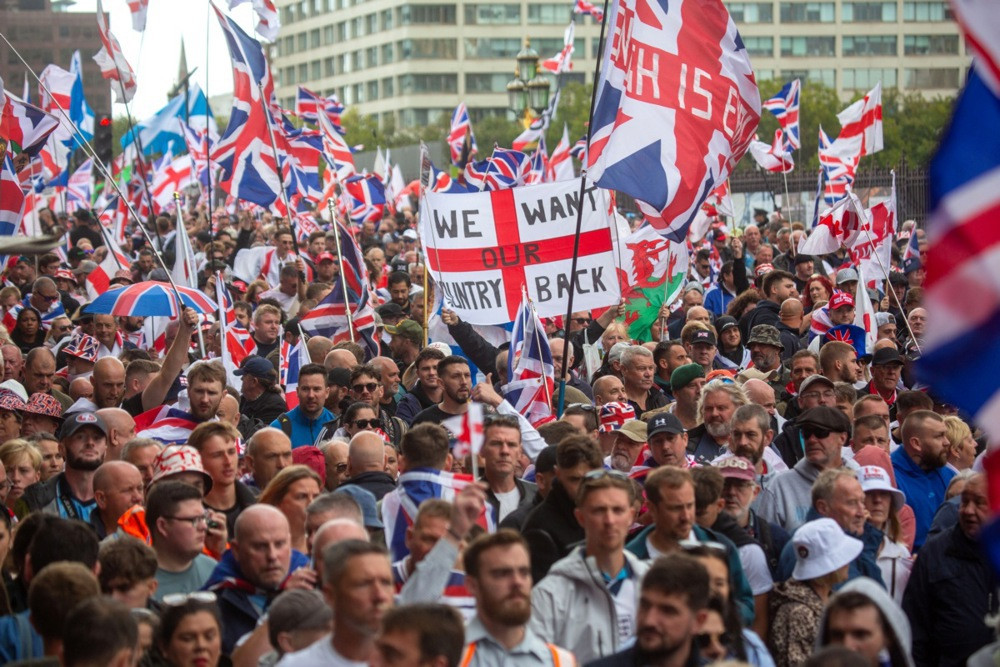 Hiljade ljudi marširalo u Londonu u znak podrške krajnje desničarskom aktivisti Tommyju Robinsonu
