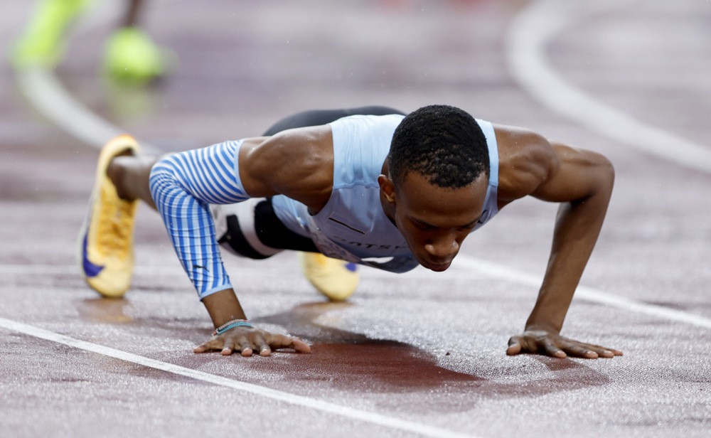 Atletičar iz Bocvane Busang Kebinatšipi osvojio zlatnu medalju na 400 metara na Svjetskom prvenstvu u Tokiju