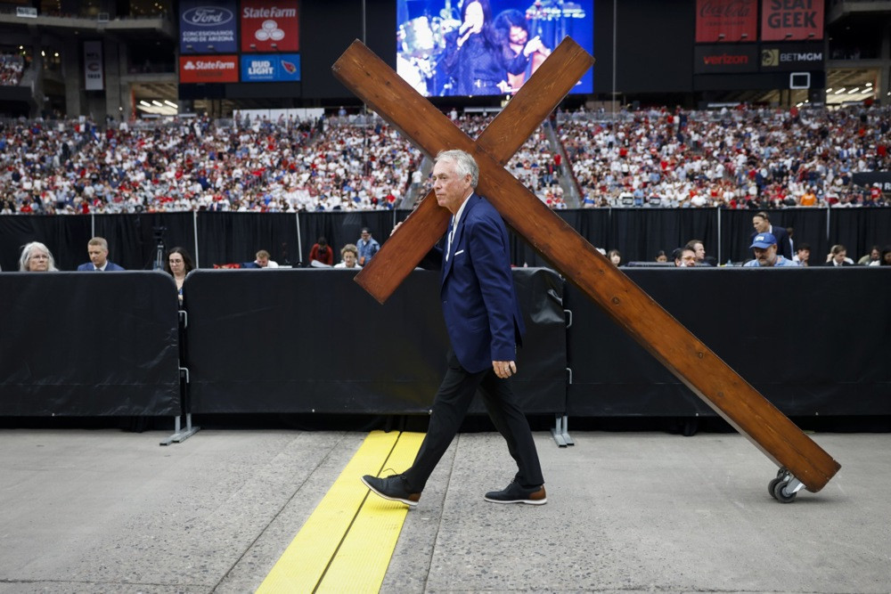 Desetine hiljada ljudi na sahrani Charlieja Kirka