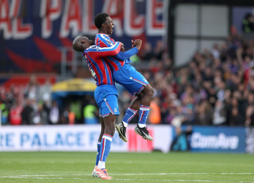 Pobjeda Crystal Palaca za četvrto mjesto na tabeli