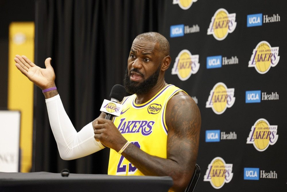 Kralj na klupi: LeBron James bori se s išijasom i rizikuje kašnjenje na startu NBA avanture
